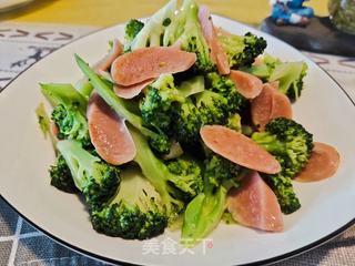 西兰花炒火腿肠的做法步骤:9