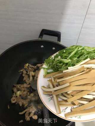 青椒豆干炒肉丝的做法步骤：5