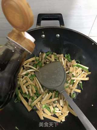 青椒豆干炒肉丝的做法步骤：6