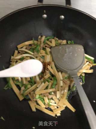 青椒豆干炒肉丝的做法步骤：7
