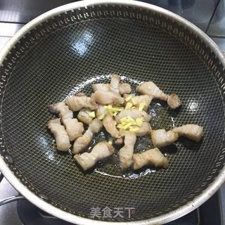 板栗红烧肉的做法步骤：2