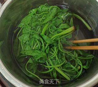 蒜油拌菠菜的做法步骤：2