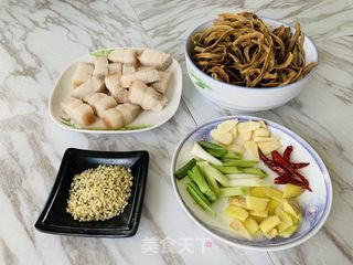 火麻仁红烧肉干豇豆的做法步骤：1