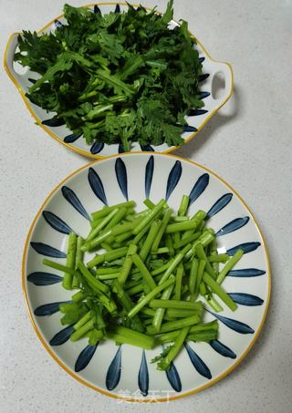 炝炒茼蒿的做法步骤:2