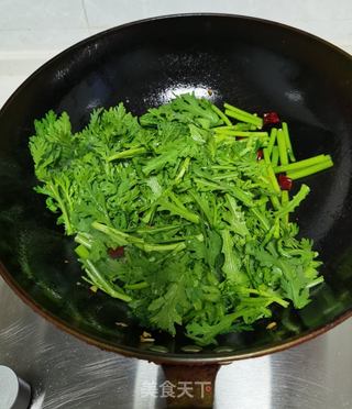 炝炒茼蒿的做法步骤:7