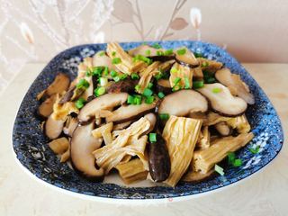 香菇焖腐竹的做法步骤:6
