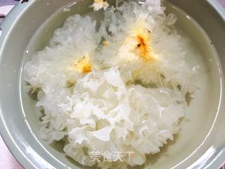 润肺养颜冰糖雪梨银耳羹的做法步骤:2