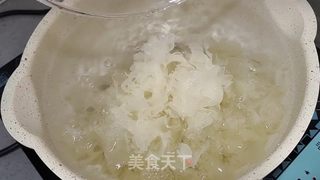 润肺养颜冰糖雪梨银耳羹的做法步骤：4