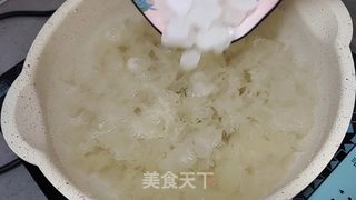 润肺养颜冰糖雪梨银耳羹的做法步骤:5