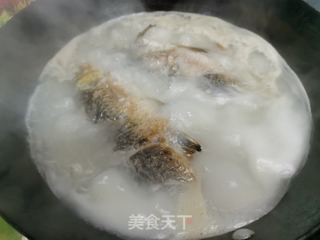 鲫鱼汤面的做法步骤：1