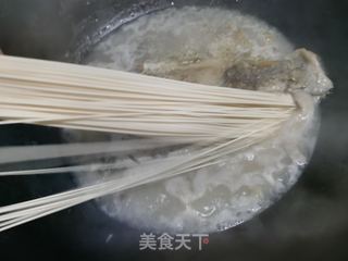 鲫鱼汤面的做法步骤：2