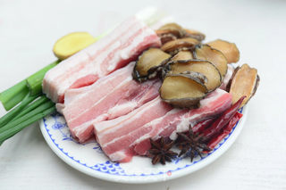 软糯不腻入口即化的【鲍鱼红烧肉】的做法步骤：1