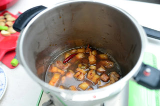 软糯不腻入口即化的【鲍鱼红烧肉】的做法步骤：8