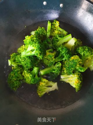 上汤西兰花的做法步骤:3
