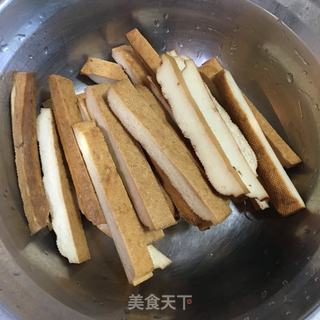 五花肉香干炒蒜苗的做法步骤：3