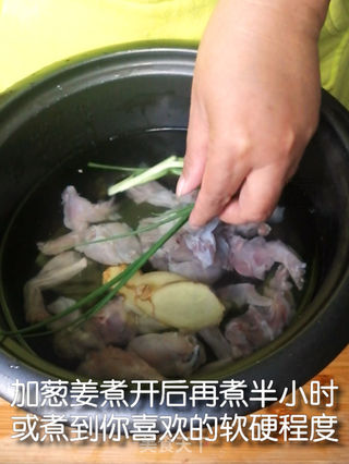 酸菜牛蛙的做法步骤:2