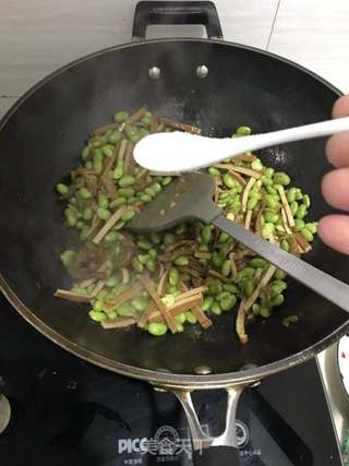 肉丝毛豆炒豆干的做法步骤：8