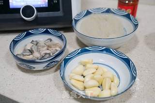 蒜蓉粉丝蒸蚝肉的做法步骤:2