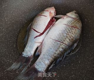 酱烧鲫鱼的做法步骤:2