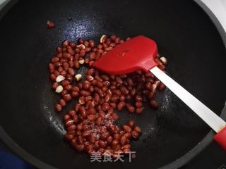 盐花花生米的做法步骤：2