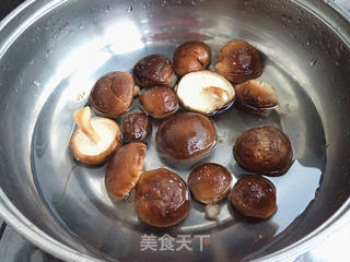 胡萝卜莲藕炒香菇的做法步骤:3