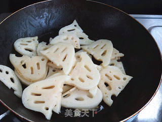 胡萝卜莲藕炒香菇的做法步骤:5