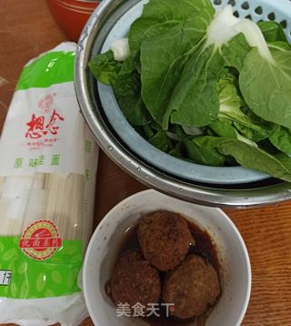 青菜肉圆烩面的做法步骤：1