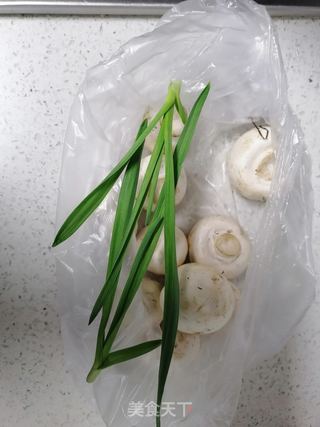蘑菇蛋花汤的做法步骤：1