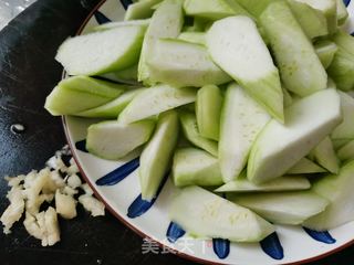 丝瓜炒鸡蛋的做法步骤：1