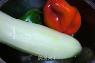 老黄瓜炒青椒的做法步骤:2
