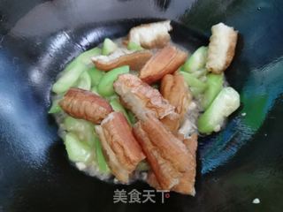 丝瓜炒油条的做法步骤：7