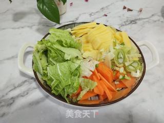 胡萝卜炒土豆片白菜的做法步骤：2