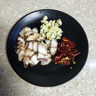 腊肉炒花菜 的做法步骤:3