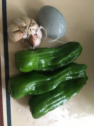 辣椒炒皮蛋的做法步骤：1