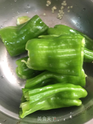 辣椒炒皮蛋的做法步骤：2