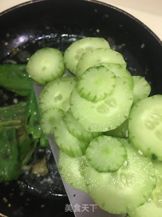 辣椒炒皮蛋的做法步骤：7
