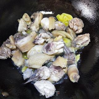 黄花菜炖鸡煲的做法步骤:7