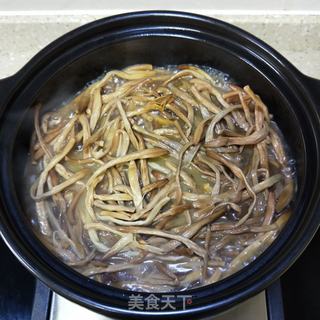 黄花菜炖鸡煲的做法步骤:15