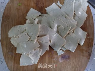 嫩豆腐蒜苗汤的做法步骤：1