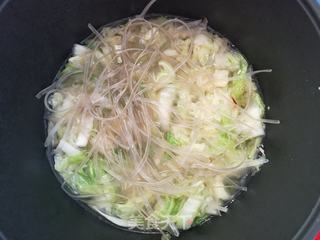 虾仁白菜炖粉条的做法步骤:8