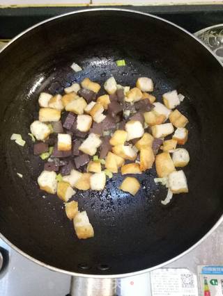猪血粉丝豆腐汤的做法步骤：4
