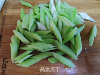 西芹百合炒虾仁的做法步骤:2