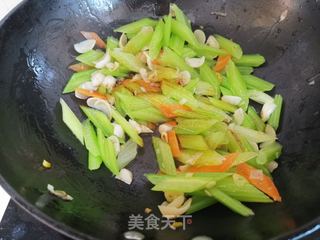 西芹百合炒虾仁的做法步骤:9