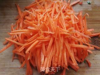 胡萝卜菠菜鸡蛋炒河粉的做法步骤:3