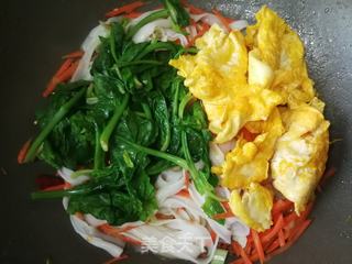 胡萝卜菠菜鸡蛋炒河粉的做法步骤:12