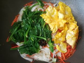 胡萝卜菠菜鸡蛋炒河粉的做法步骤:13