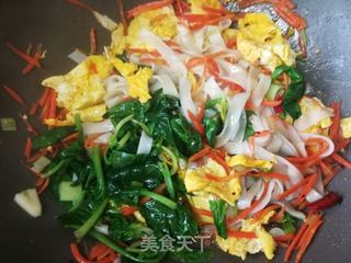胡萝卜菠菜鸡蛋炒河粉的做法步骤:14