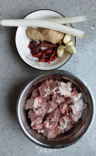 红烧羊肉炖白萝卜的做法步骤:3