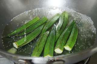 冻豆腐炒秋葵的做法步骤:2