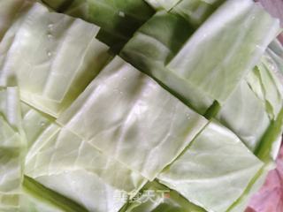 包菜炒肘肠的做法步骤：3